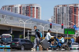 詹姆斯赛后球员通道内小跑：我要赶着去看布朗尼的比赛